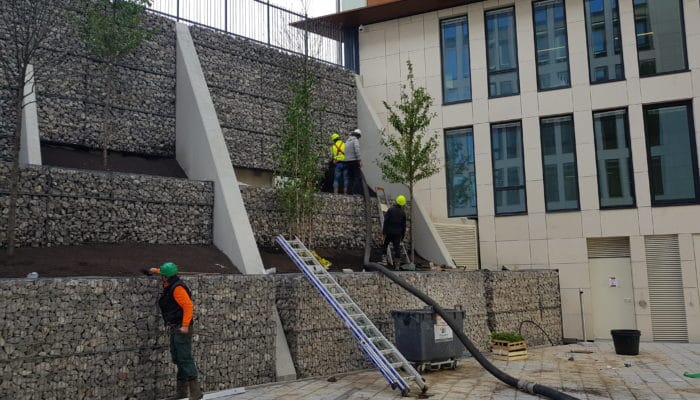 Création d'un mur de plusieurs étages en pierres sèches